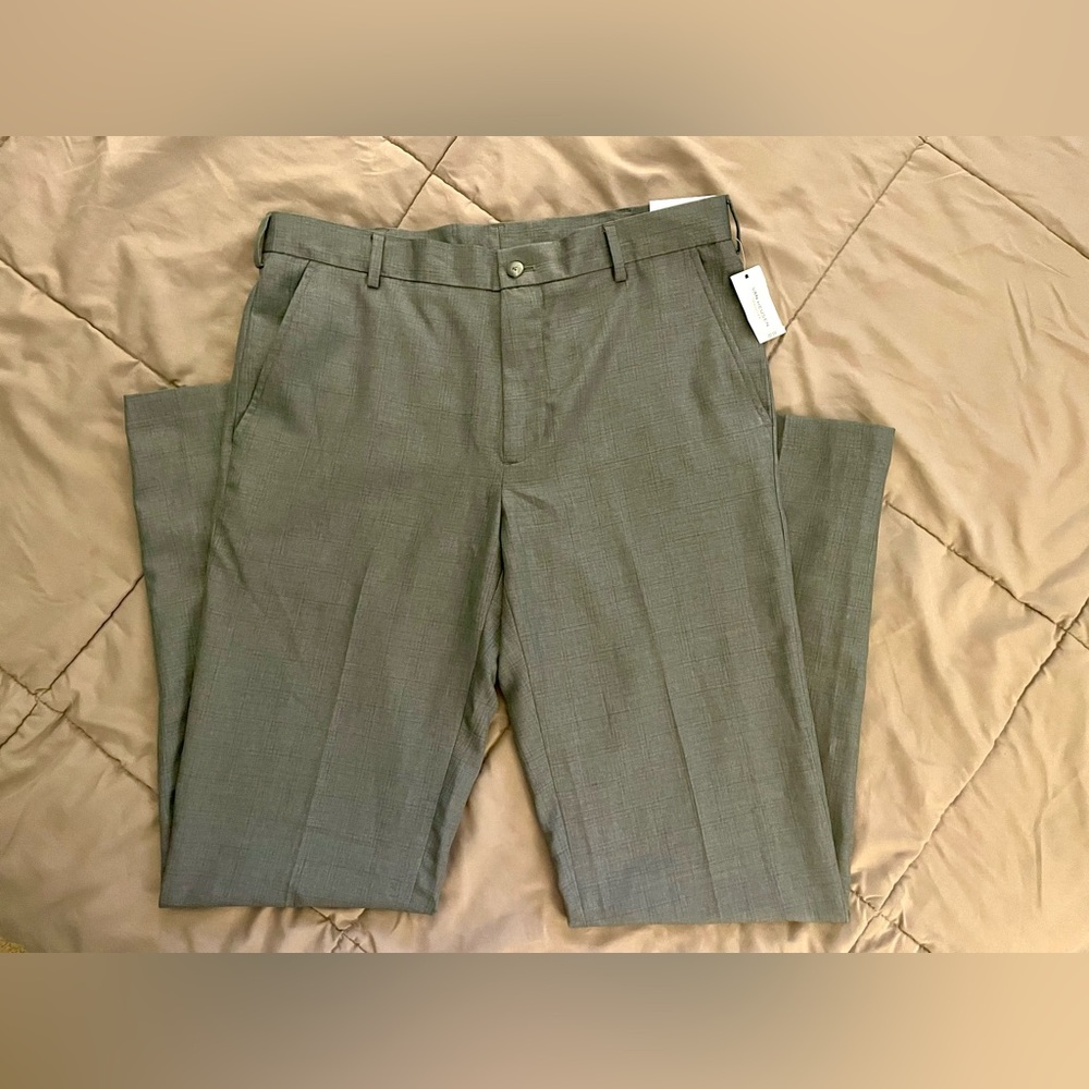 NWT Men's Gray Dress Pants Van Heusen straight fit/flat front non-iron 32x32